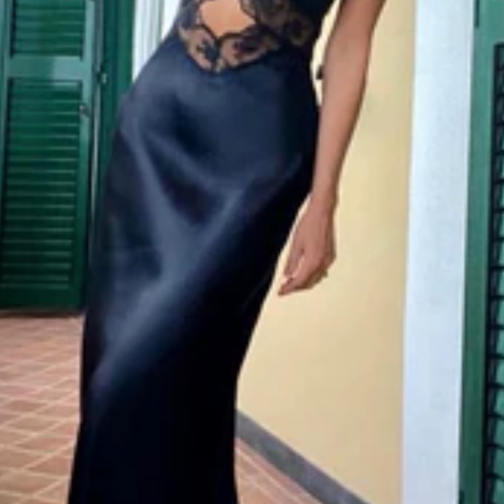 Stunning Sir. The label Aries dress in navy.
100% silk
Size 4 US 10
NWT - Picture 5 of 17